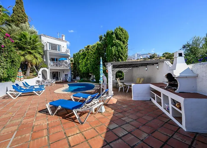 Вилла Chimenea With Pool And Lovely Garden